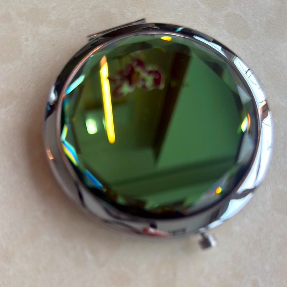 NWOT Beautiful Triple Mirrored Compact.